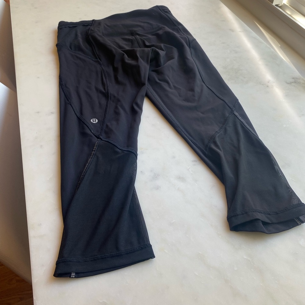 Size 4 lululemon crop with pockets